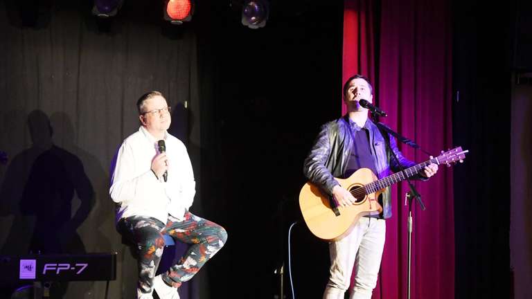 Johannes Scherer und Andy Ost bieten beste Unterhaltung in der Tanzschule. © Thomas Wissner